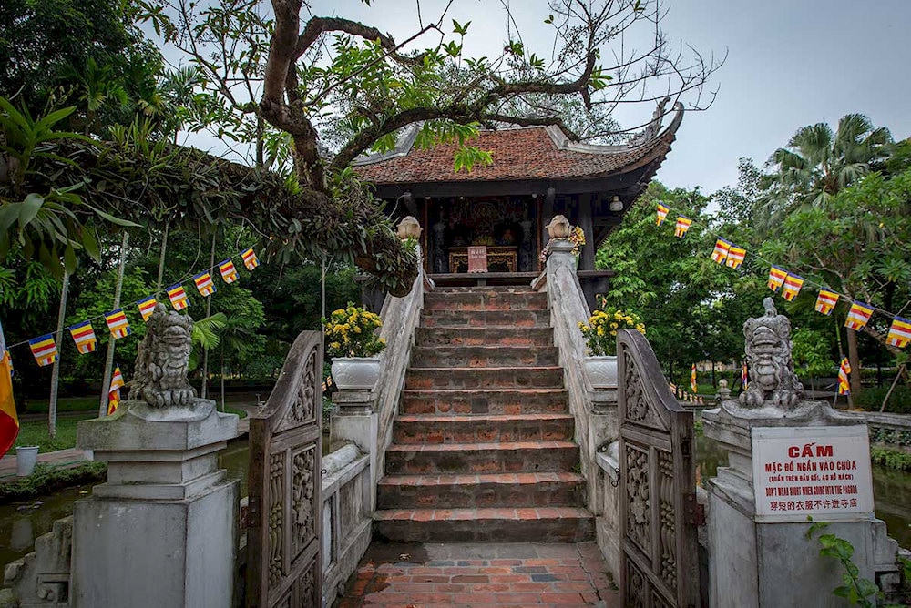13 bậc thang dẫn lên Liên Hoa Đài được xây dựng từ thời Lý, vẫn giữ nguyên vẻ đẹp cổ kính và vững chãi qua bao thế kỷ